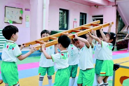 近日,山东省工信厅第一幼儿园组织师幼开展七一建党节系列活动。其中,幼儿园