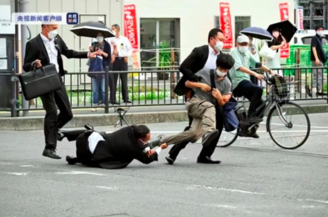 安倍晋三遭遇枪击，嫌疑人告诉警方自己对安倍不满，日本现任首相称不清楚袭击动机