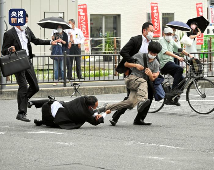 日本前首相安倍晋三遭枪击不治身亡，中国驻日使馆表态