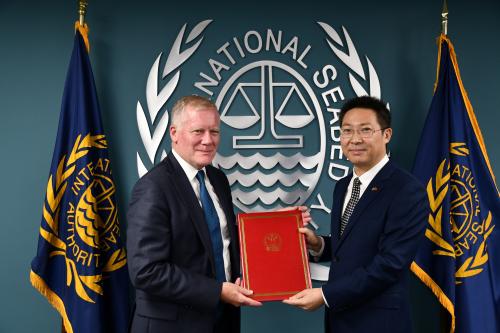 常驻国际海底管理局代表陈道江大使向国际海底管理局秘书长迈克·洛奇递交全权证书