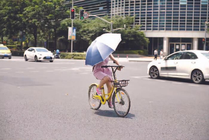 朋友圈发牢骚被开除是违法解除吗？