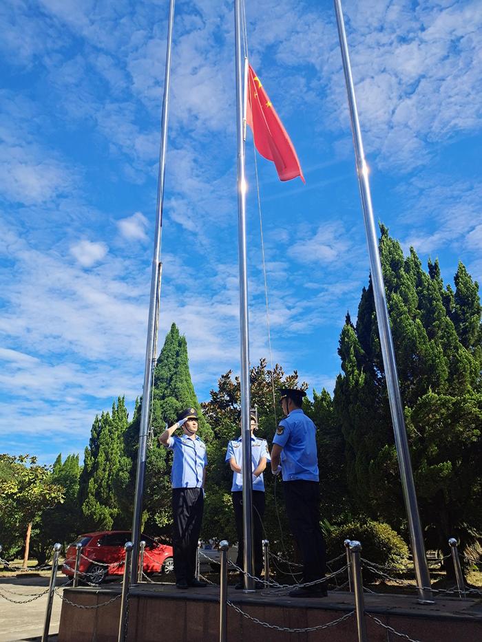 江西省贵溪市市场监管局举行行政执法制式服装换装仪式