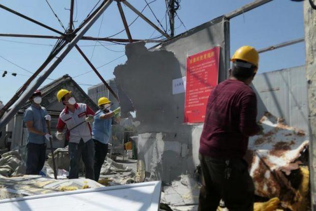 西城拆除满恒记餐厅平安大街店加盖违建