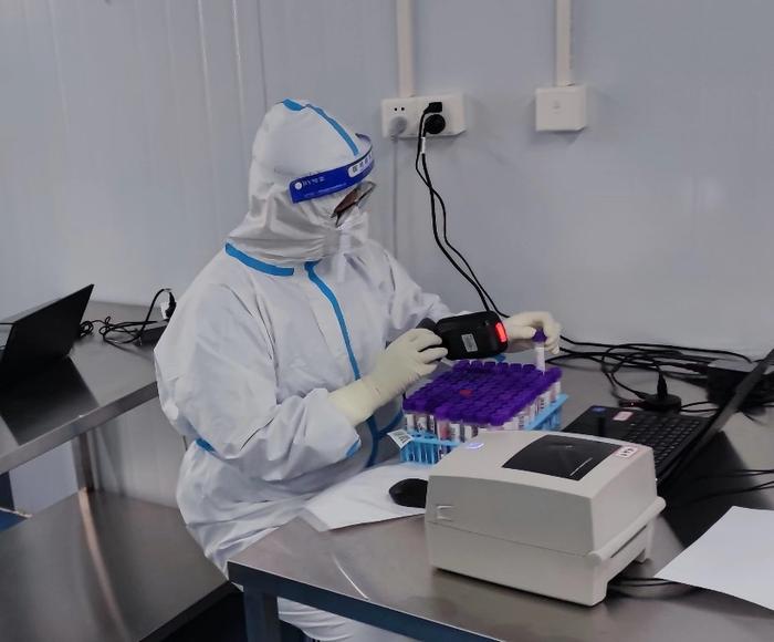 上海高校首次启用PCR方舱实验室，查核酸竟发现你的样本是学校卫生所检测的