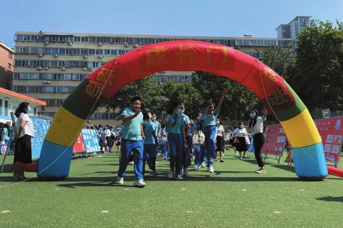 复兴区岭南小学为六年级毕业生