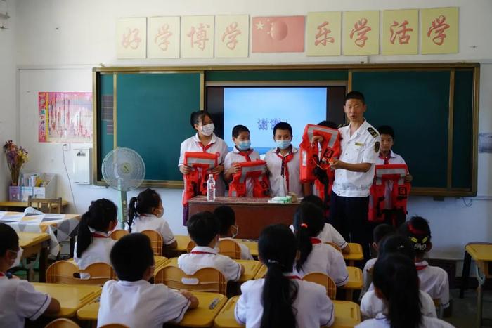 驻村第一书记送水上安全知识进李官镇小学校园