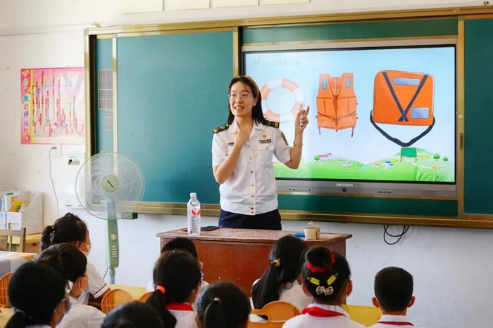 驻村第一书记送水上安全知识进李官镇小学校园