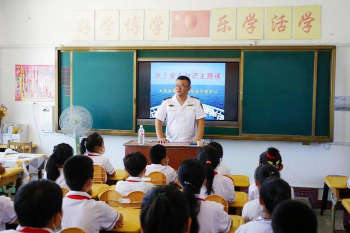 驻村第一书记送水上安全知识进李官镇小学校园