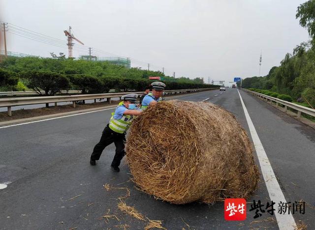 你徒手推过四五百斤草捆吗？烈日下，民警干了