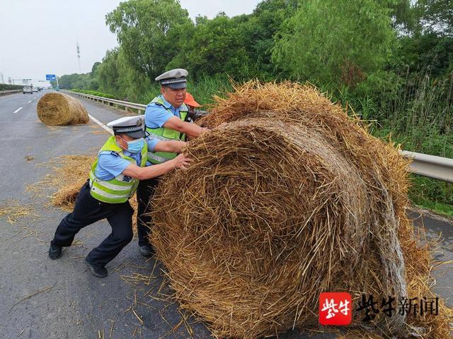 你徒手推过四五百斤草捆吗？烈日下，民警干了