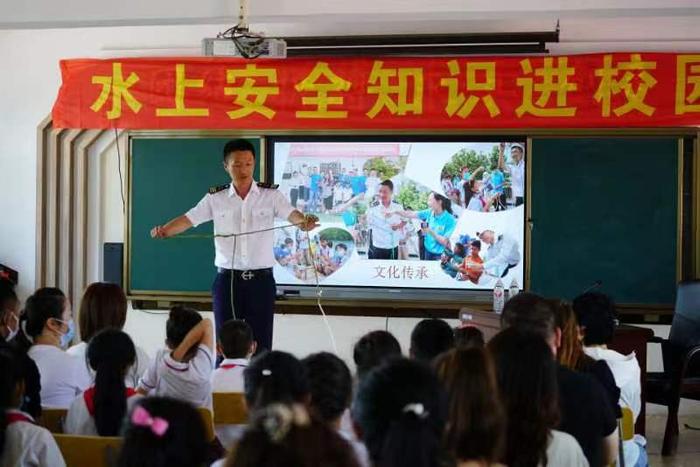 驻村第一书记送水上安全知识进李官镇小学校园