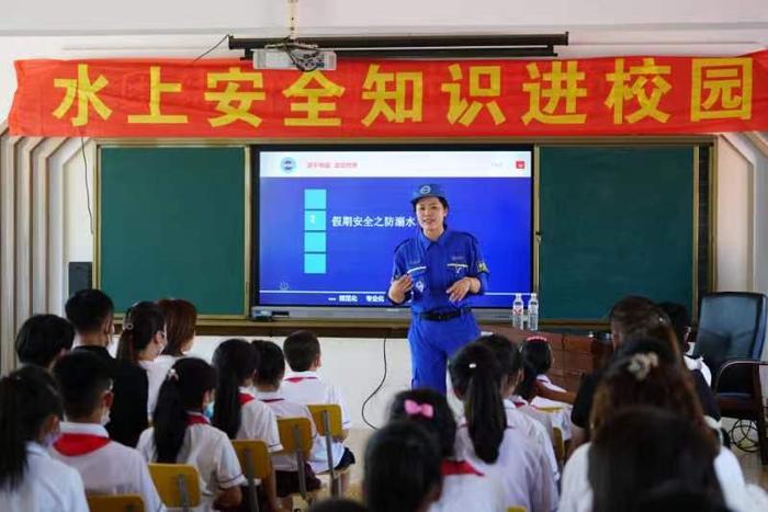 驻村第一书记送水上安全知识进李官镇小学校园