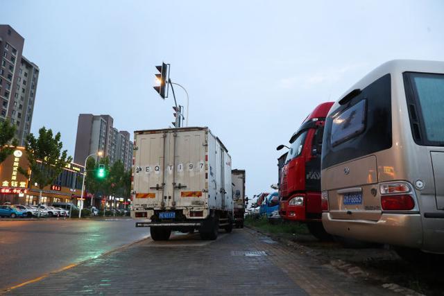 香亭路、望塔路车辆“花式违停”，车墩镇：将疏堵结合整治停车乱象