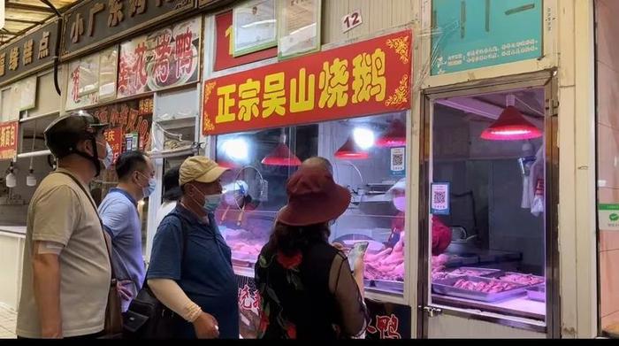 多区市民赶来！“上海最好吃的菜场”复市：摊主抓阄上岗，熟食店又排队了