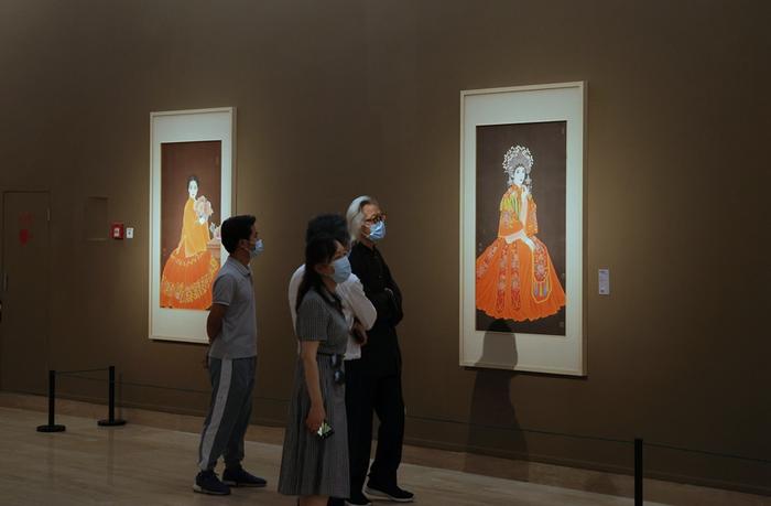 7月18日,观众欣赏崔景哲“中国红”系列工笔人物画作。中国日报记者 姜东 摄