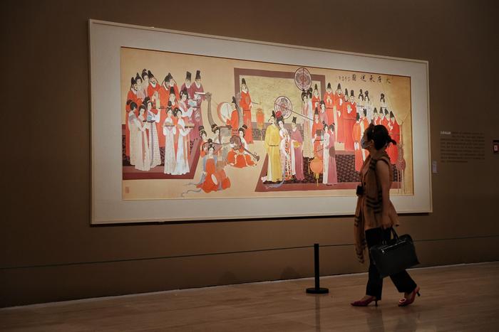 7月18日,观众欣赏崔景哲“中国红”系列工笔人物画作。中国日报记者 姜东 摄