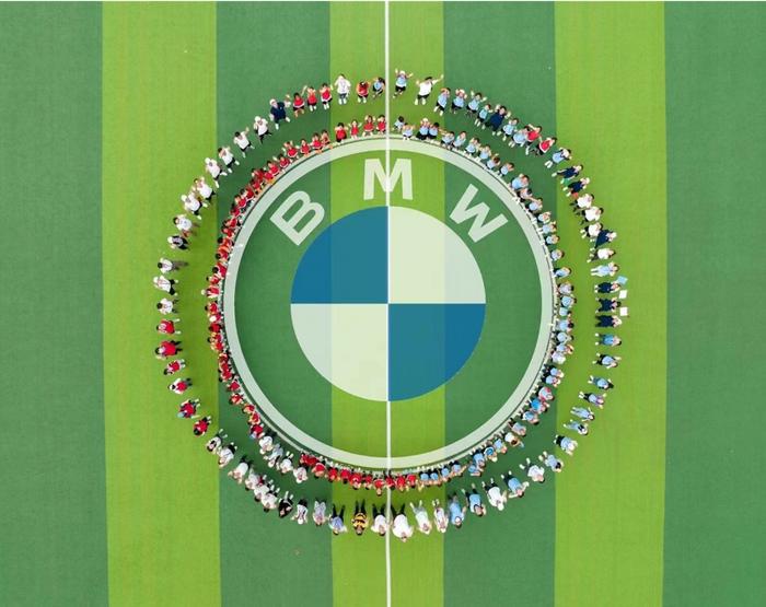 她第一次用颜料画画 画下了粉色的山——  2022 BMW童悦之家“天行健计划”走进大凉山