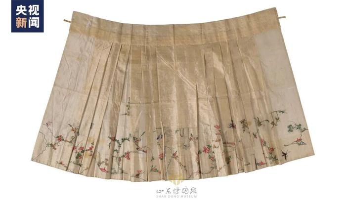 △明 白色暗花纱绣花鸟纹裙 山东博物馆藏