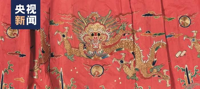 △明 红色暗花缎绣云蟒裙(局部) 山东博物馆藏