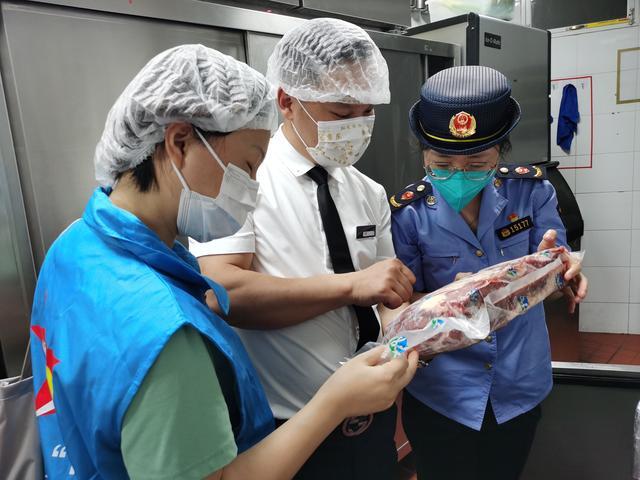 用脚步和指尖守护食品安全，泗泾市场监管所网格长制度让市民更安心