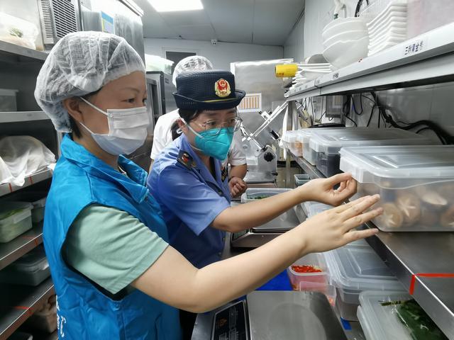 用脚步和指尖守护食品安全，泗泾市场监管所网格长制度让市民更安心