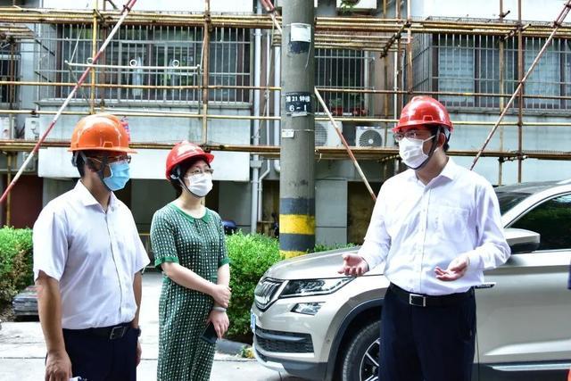 金山区副区长何冬宾带队检查区住宅小区防汛防台工作