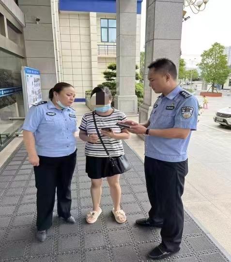 骗子冒充客服以征信为由实施诈骗，女警想方设法止损105800元