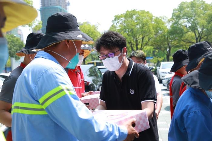 致敬高温下的坚守，他们为快递小哥、医护、交警、环卫人员送去夏日清凉