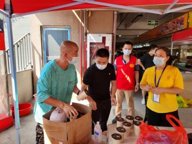 深圳龙岗区坪地街道爱心居民为防疫人员送爱心糖水消热解暑