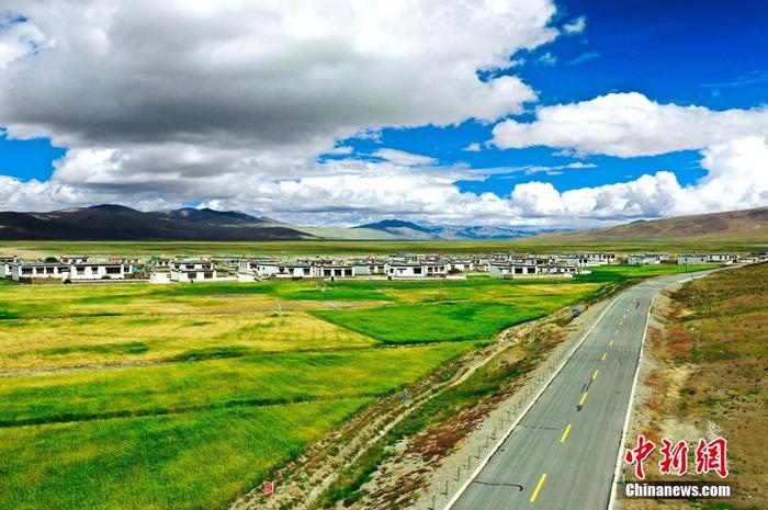 醉美交通壁纸来了！西藏民众出行告别“晴天一身土、雨天两脚泥”