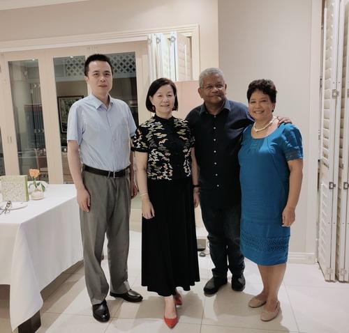 塞舌尔总统拉姆卡拉旺携家人做客中国大使官邸