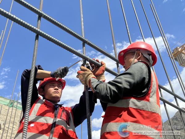 新疆奎屯河引水工程：酣战抢工期 全力打硬仗