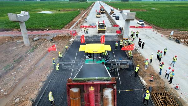 长太高速公路沥青路面工程开始施工