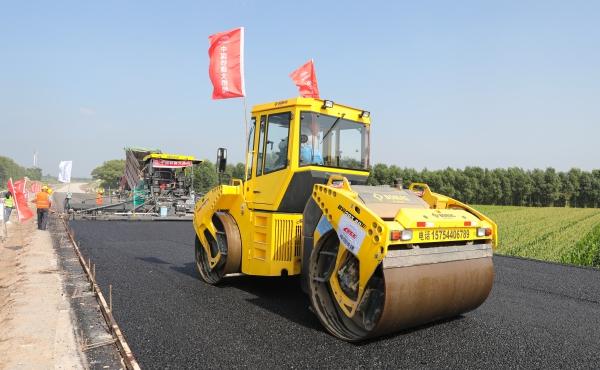 长太高速公路沥青路面工程开始施工