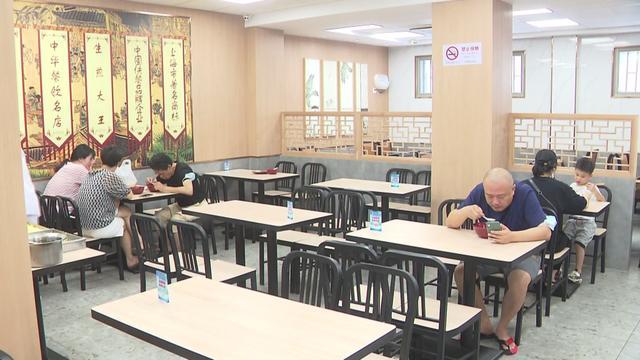 大热天，你知道饭店后厨灶台边多少度吗？