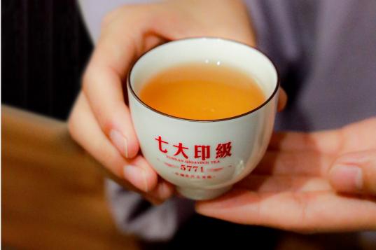 让八位专家茶人惊喜的一泡中期普洱茶，到底什么来头？