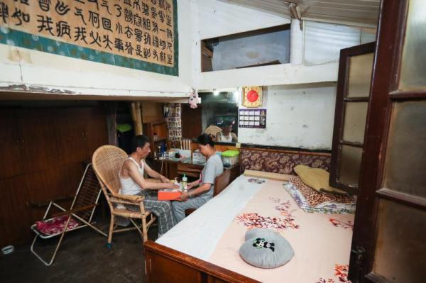 上海市中心旧改，爷叔拿到450万补偿款，去哪儿买房？他在地图上画起方块