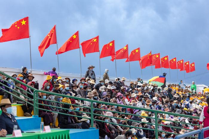 马术之乡今日开赛！红原大草原雅克赛马季再现“马背民族”风采