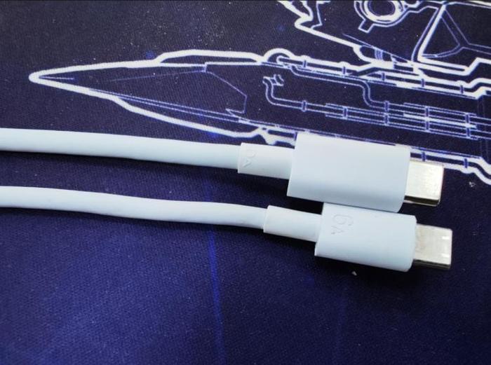 上为iQOO 10 Pro 10A快充线,下为华为快充线,能看到iQOO要粗一些 图源:品玩lzh摄