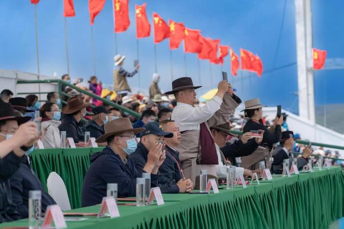 马术之乡今日开赛！红原大草原雅克赛马季再现“马背民族”风采