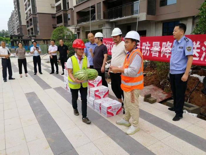 湖北​应城：市领导到项目工地看望慰问建筑工人