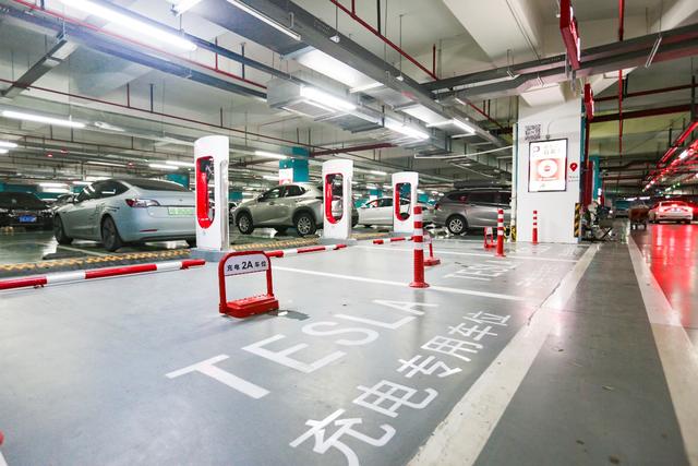 特斯拉“迷你总装车间”来南京 江苏第100座特斯拉超级充电站建成开放