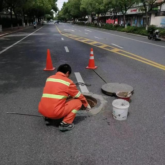 路面窨井盖松动噪音大，立即维修