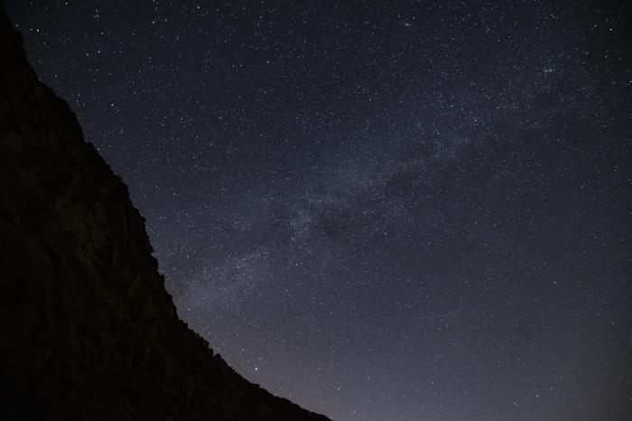 以色列纳杰夫沙漠上空现壮美银河星空 璀璨闪耀美如仙境