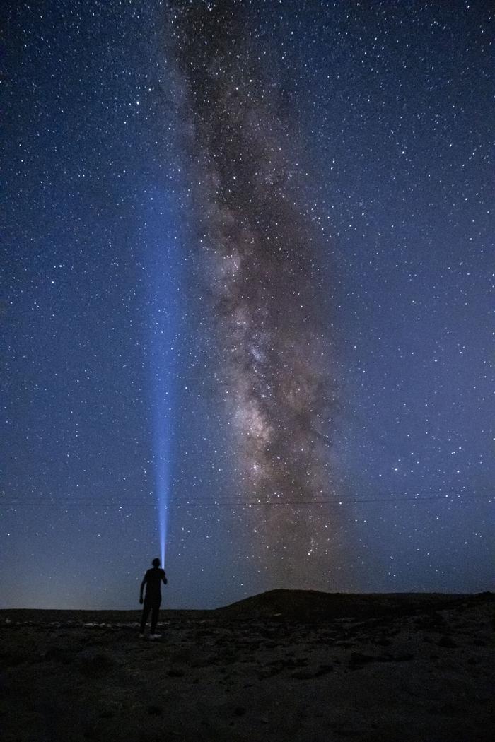 以色列纳杰夫沙漠上空现壮美银河星空 璀璨闪耀美如仙境