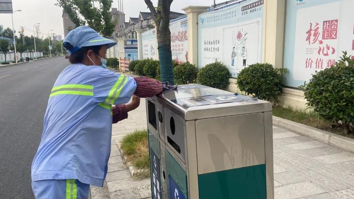 凌晨4点上岗，一天喝掉6升水……他们用汗水换来大街小巷的清爽丨烈日下的坚守