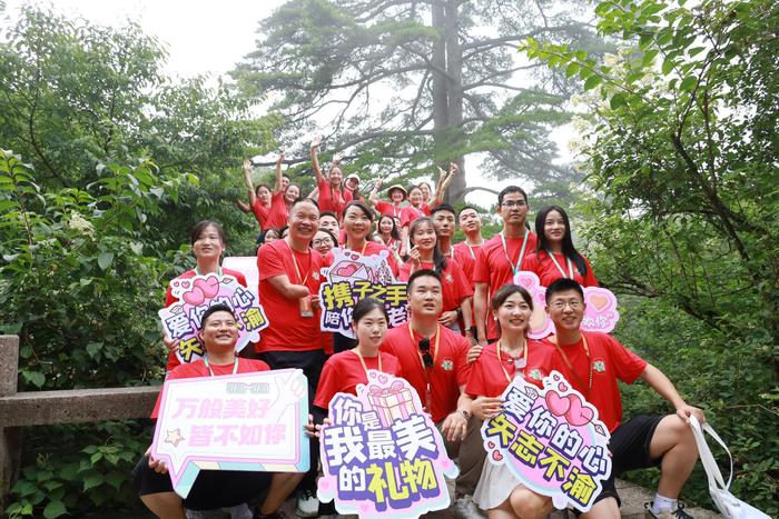 “相约山情水意，盟誓黄山之巅” 中国黄山2022年军人集体婚礼登临黄山