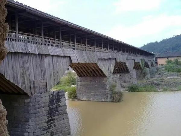 中国最长木拱廊桥烧毁，90后村民直呼“村里人挑水灭火一晚没睡，太痛心！”