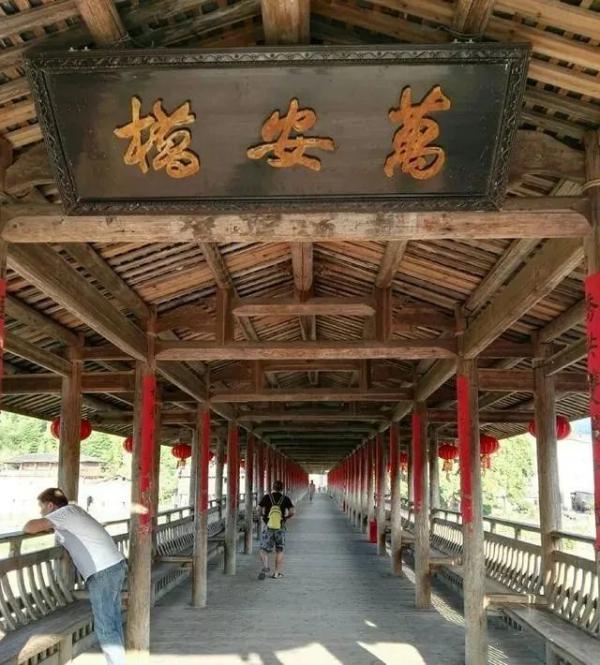 中国最长木拱廊桥烧毁，90后村民直呼“村里人挑水灭火一晚没睡，太痛心！”