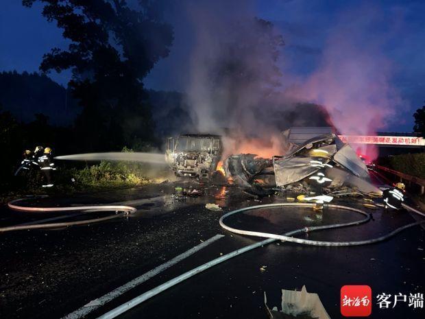 高速路突发车祸致LNG动力罐泄露并起火 海南消防连夜成功排爆